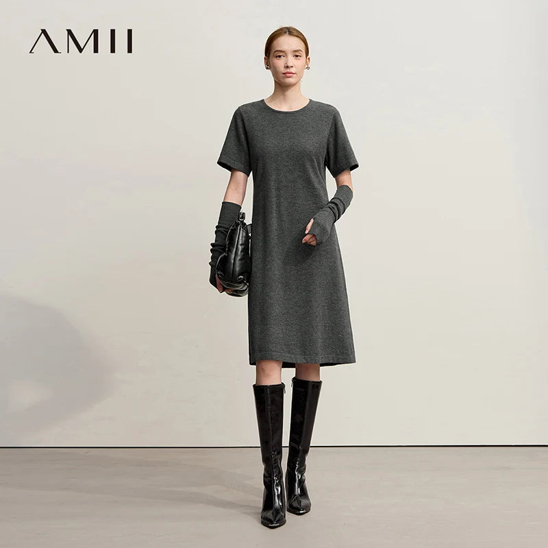 Dunkelgraues Damen-Strickkleid mit Rundhalsausschnitt, kurzem Ärmel und lockerer Passform