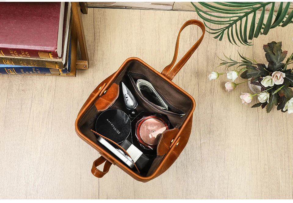 Kleine Handtasche aus Leder in Cognacbraun, offen, mit Innenfächern