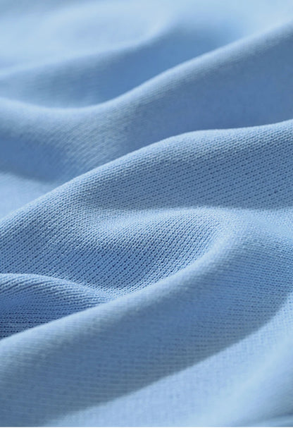 Nahaufnahme Strickstoff: hellblauer, feiner Strick mit sichtbarer Maschenstruktur