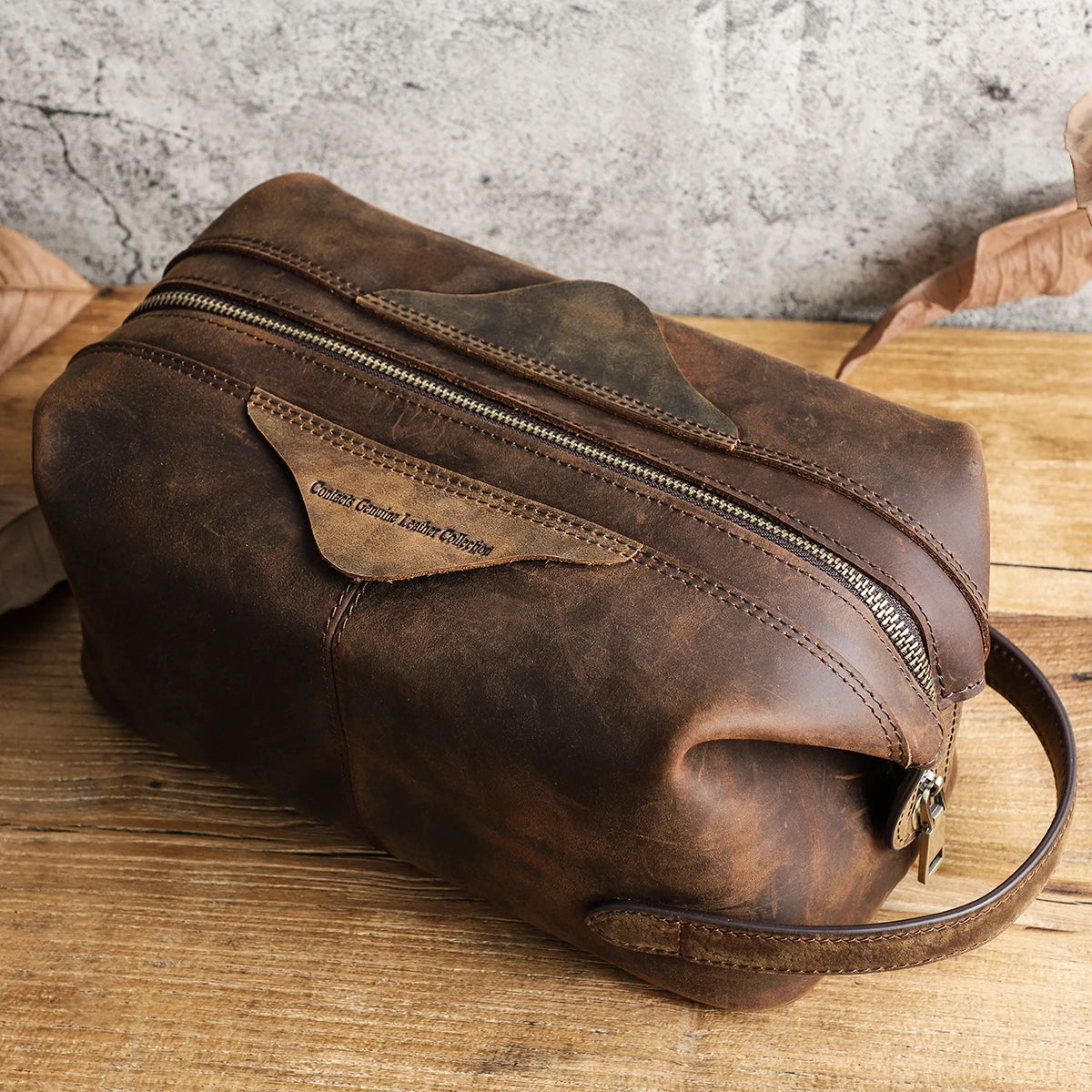 Herren-Kosmetiktasche aus braunem Crazy-Horse-Leder mit Logo, Reißverschluss und Riemen