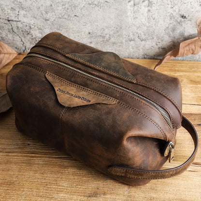 Herren-Kosmetiktasche aus braunem Crazy-Horse-Leder mit Logo, Reißverschluss und Riemen