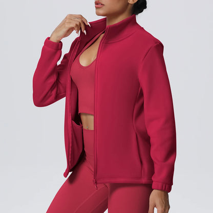 Damen-Outdoorjacke in Rot, Frontansicht, hoher Kragen mit Reißverschluss