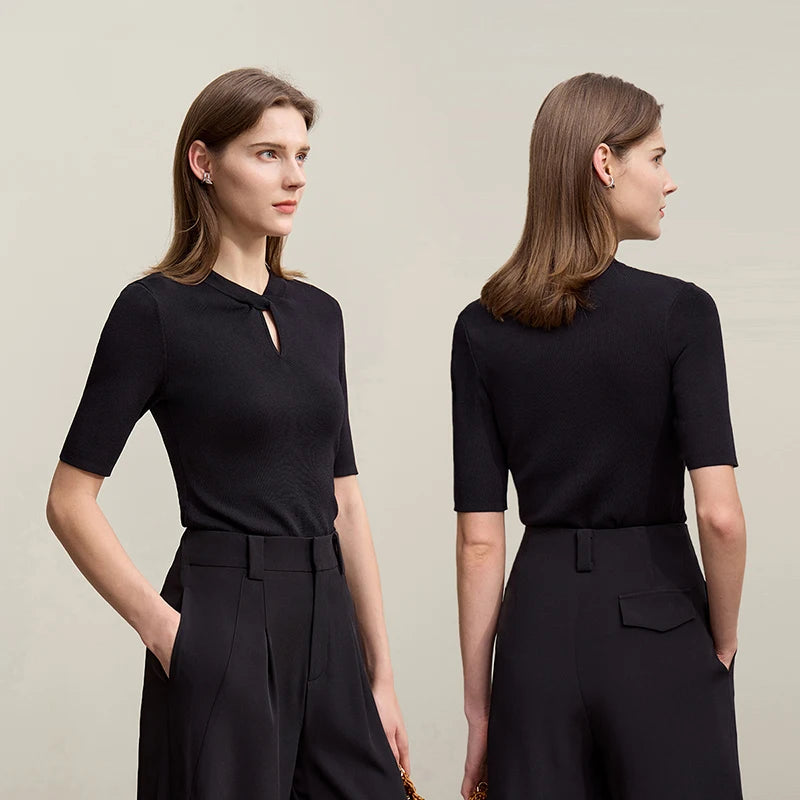 AMII Damen-Top in Schwarz, Halbarm, hinten schlicht mit Knopfloch-Ausschnitt vorn.