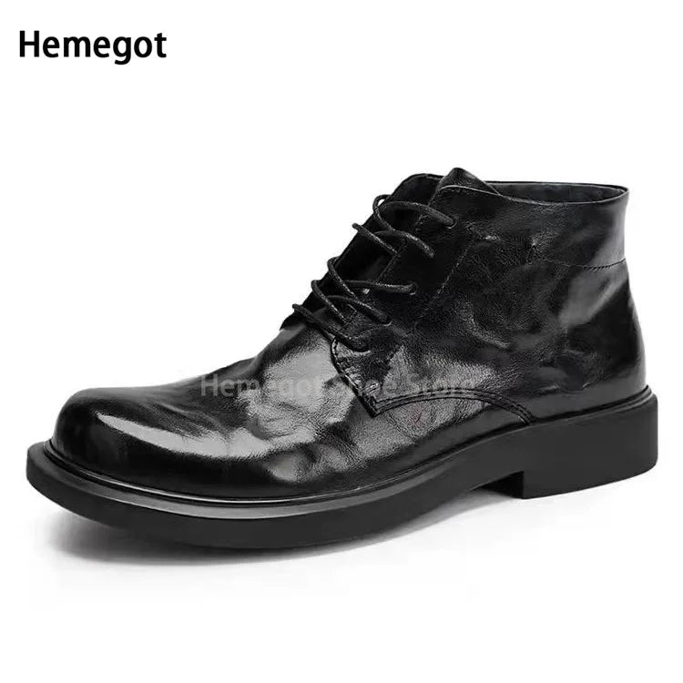 Herren-Boots in Schwarz, Schnürverschluss, glänzende Lederoptik, flache Plattform