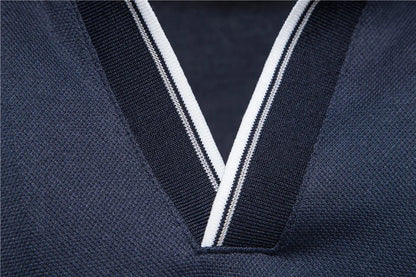 Herren Poloshirt mit V-Ausschnitt im einfarbigen, klassischen Stil