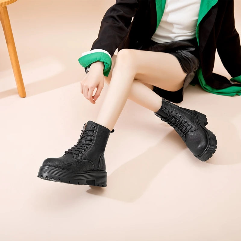 Schwarze Schnürstiefeletten, knöchelhoch, mit dicker Profilsohle