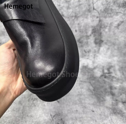 Schwarzer Lederloafer mit runder Spitze und dicker Sohle, Seitenansicht