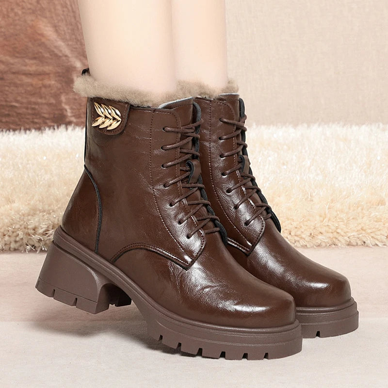 Braune Winter-Stiefeletten mit Fellbesatz, Schnürung und Profilsohle, Plateau-Blockabsatz