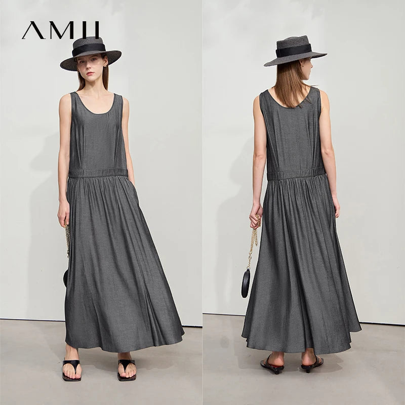 Langes Sommerkleid ohne Ärmel in Dunkelgrau mit Faltenrock und seitlichen Taschen