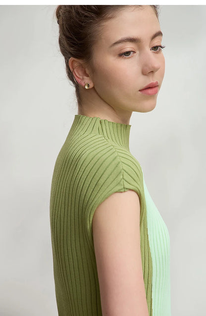 Damen-Ärmelloser Strickpullover Salbeigrün mit Halb-Rollkragen, Profilansicht