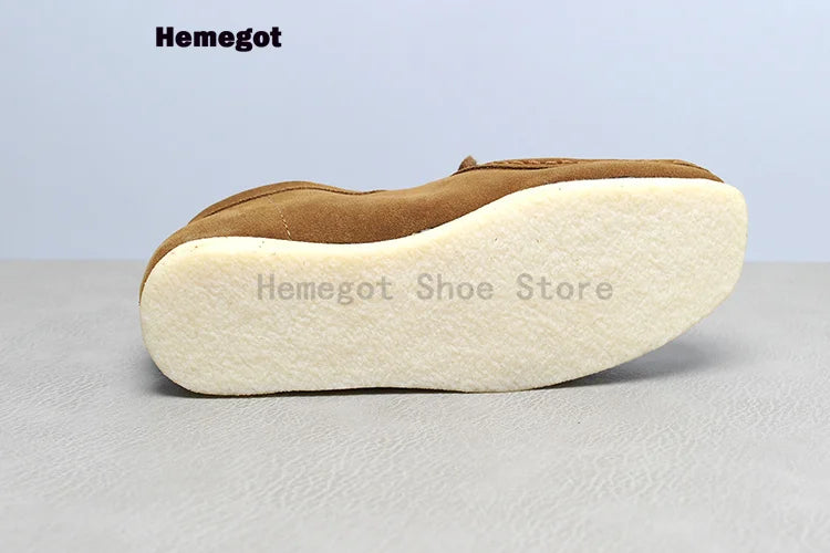 Herren-Schuhe aus Wildleder, braun, Seitenansicht mit dicker, heller Außensohle