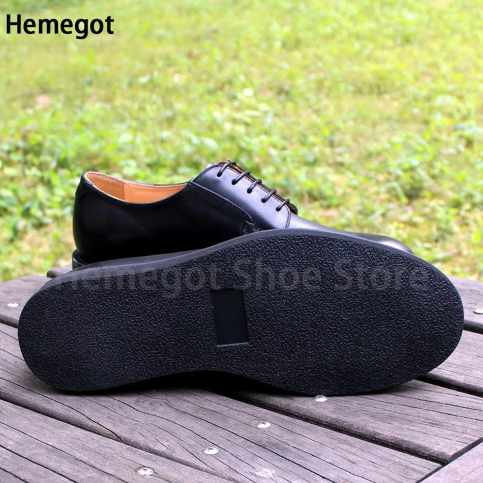 Schwarze Lederschuhe für Herren, Profilsohle mit flachem Absatz und Schnürung