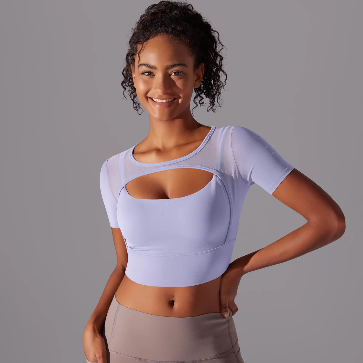 Kurzarm-Sporttop mit Cut-out am Brustbereich, helles Lavendel-Lila, blickdicht gefüttert