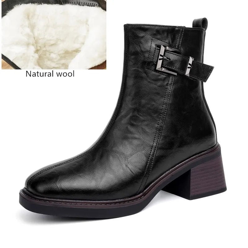 Schwarze Stiefelette mit eckiger Spitze, Blockabsatz und Wollfutter am Schaft