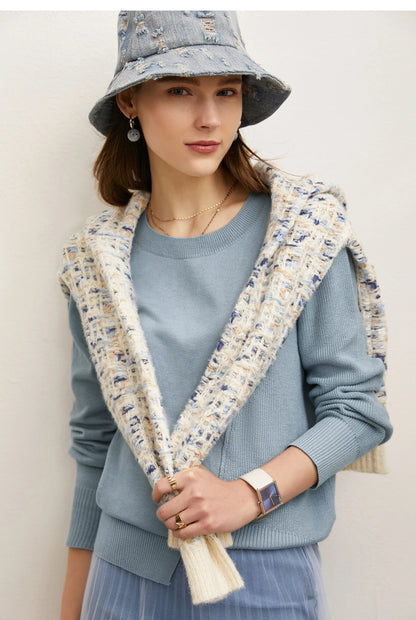 Hellblauer Pullover mit Rundhalsausschnitt und langen Ärmeln