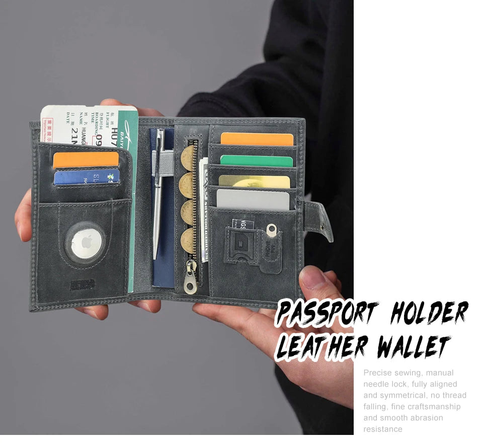Reisepass-Brieftasche aus dunkelbraunem Leder, offen mit Karten- und Passfächern.