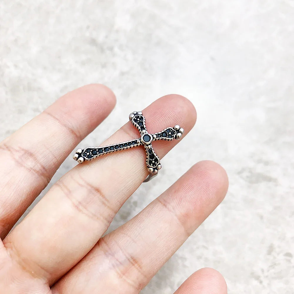 Damen-Ring Kreuz mit schwarzen Steinen viktorianisch aus Sterlingsilber