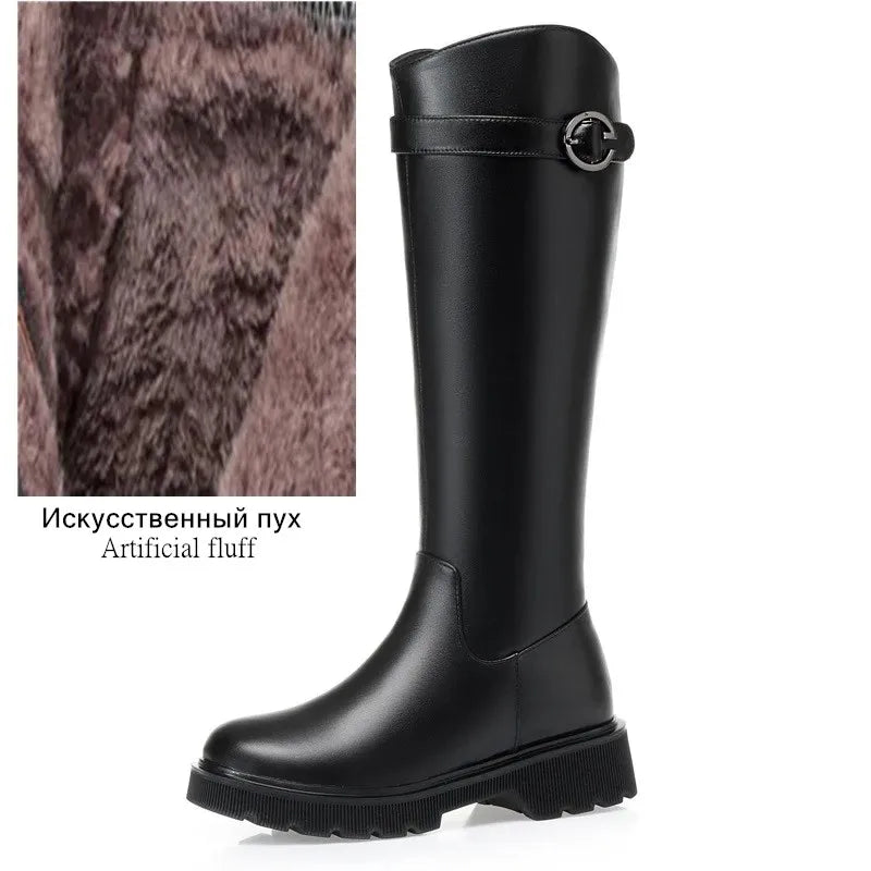 Schwarze Winterstiefel mit warmem Fellfutter, Schnallenriemen und profilierter Sohle