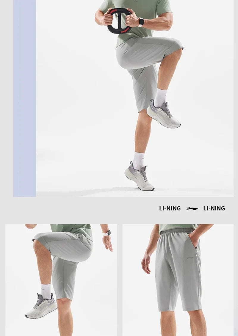 Hellgraue Training-Shorts mit elastischem Bund und Logo-Detail, knielang