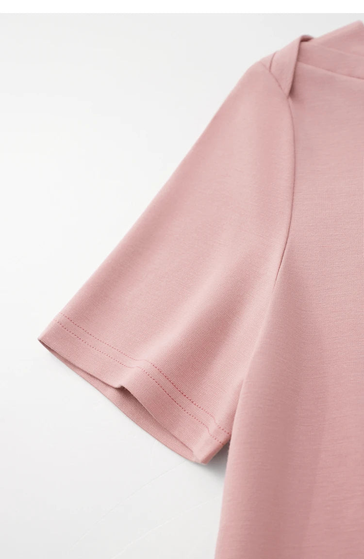 Damen T-Shirt im minimalistischen Stil mit One-Line Kragen und kurzen Ärmeln