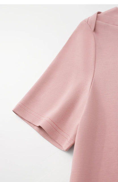 Damen T-Shirt im minimalistischen Stil mit One-Line Kragen und kurzen Ärmeln