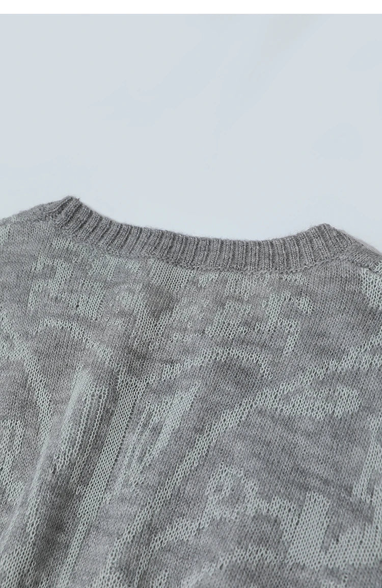 Damenpullover Rückansicht, grauer Strick mit Rundhalsausschnitt und Jacquard-Optik