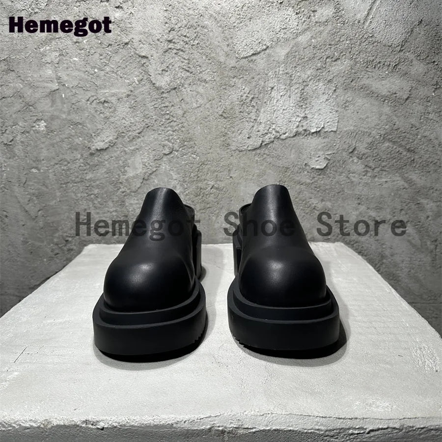Schwarze Ledermules für Herren von hinten, Blockabsatz und runde Fersenform