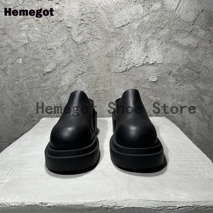 Schwarze Ledermules für Herren von hinten, Blockabsatz und runde Fersenform