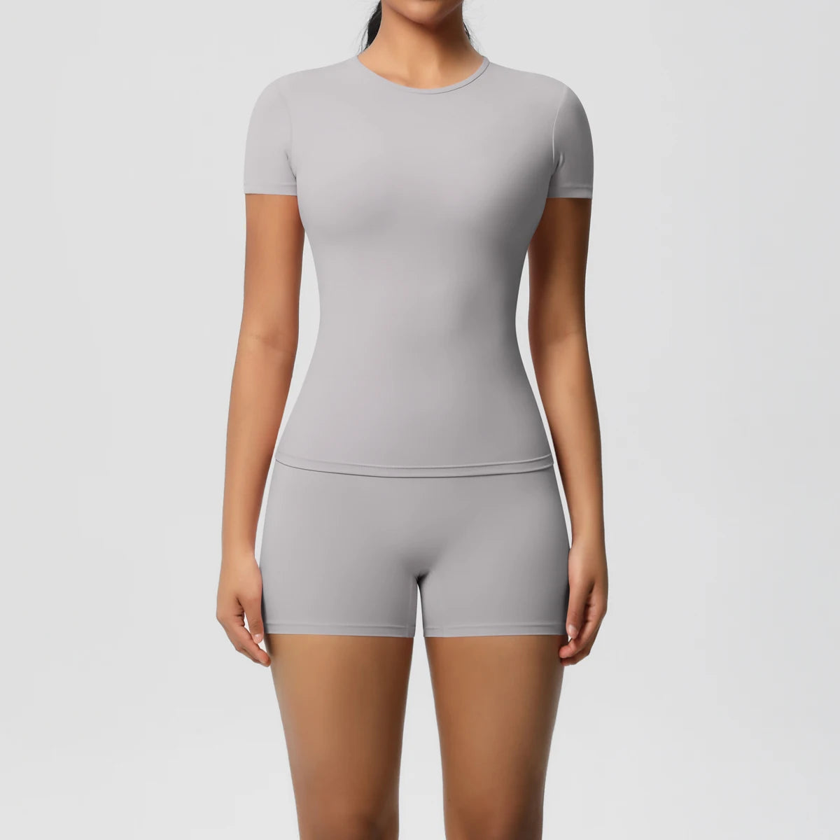 Damen-Fitness-Set: Kurzarm-Top und Bike-Shorts in Hellgrau