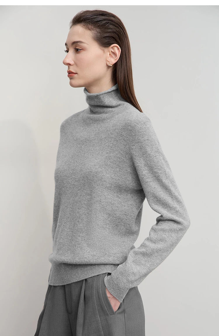 Damenpullover mit hohem Rollkragen, langarm in Grau; sitzt locker über der Taille