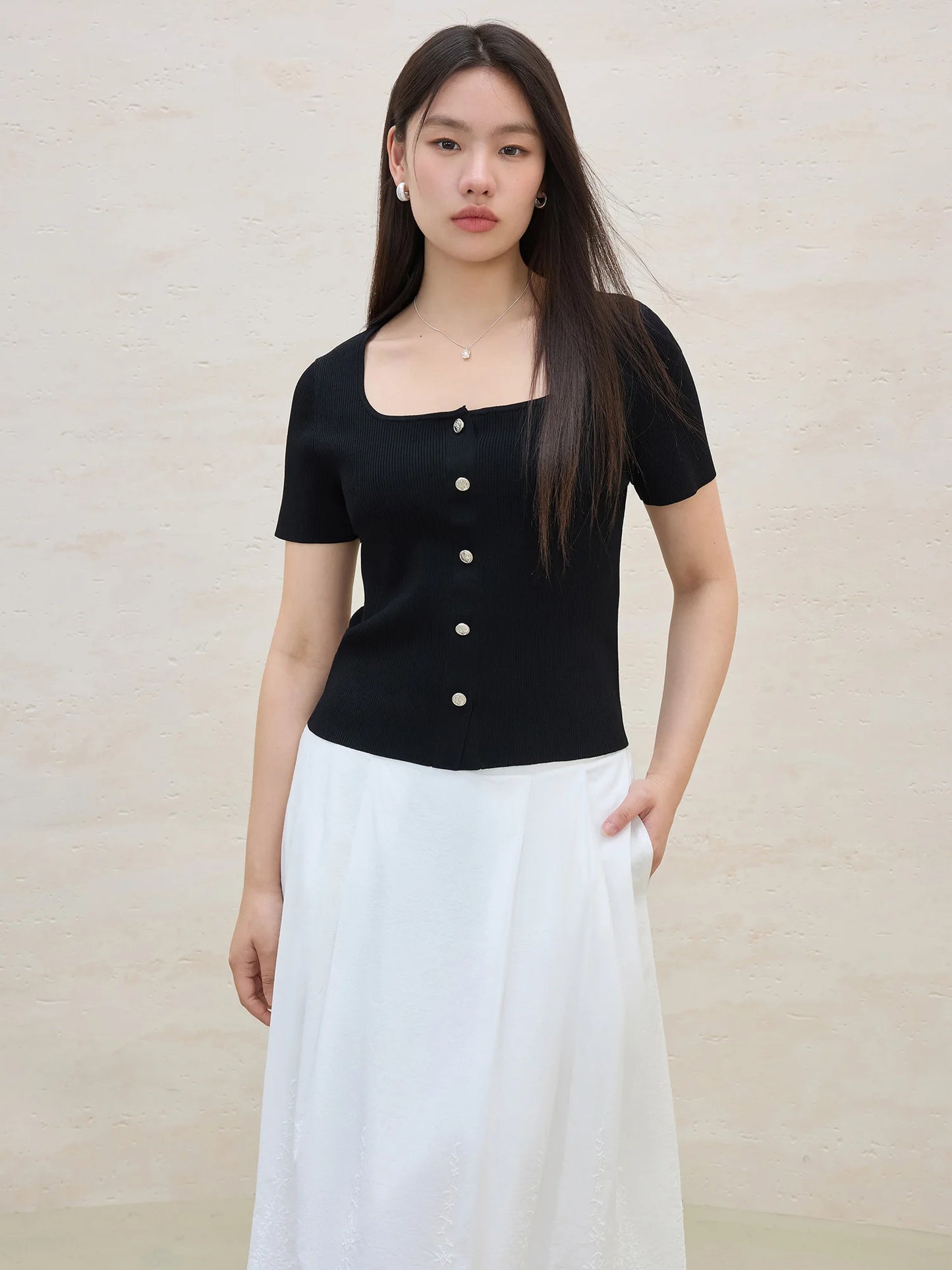 Damen-Spitzenbluse mit Samtfutter im sanften Stil – Winterliches schwarzes Spitzen-Shirt für Büro-Looks