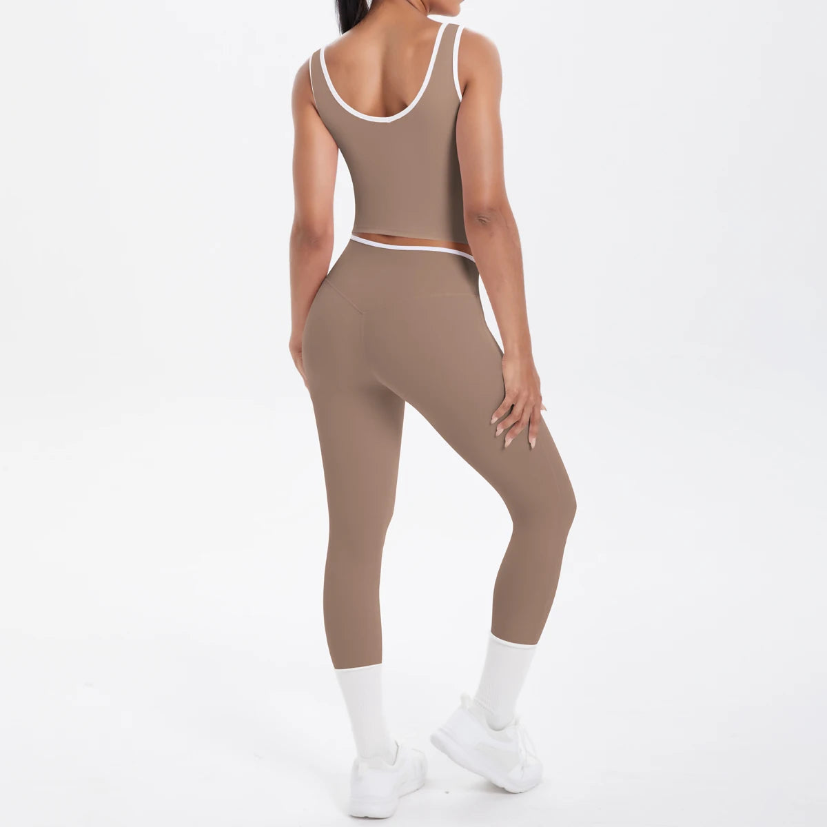 Yoga-Set für Damen in Beige: Rückansicht von Crop-Top und 3/4-Leggings mit weißen Kanten