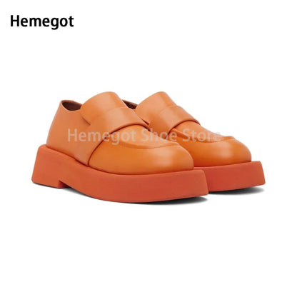 Herren-Slipper mit dicker Sohle, orangefarbenes Leder, Frontansicht ohne Schnürung