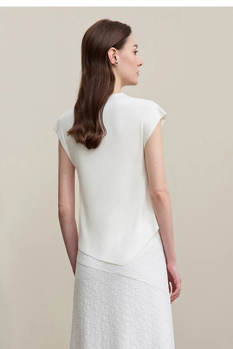 Weißes Damen-Stricktop von hinten mit kurzem Ärmel und asymmetrischem Abschluss