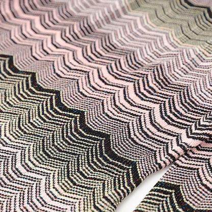 Zweiteiliges Damen-Set mit Rundhals und langen Ärmeln – Oberteil mit Diamant-Details und Rock mit hoher Taille und Patchwork-Taschen.