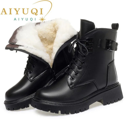 Schwarzer Winter-Motorradstiefel mit Schnürung, Fellkragen und robuster Profilsohle