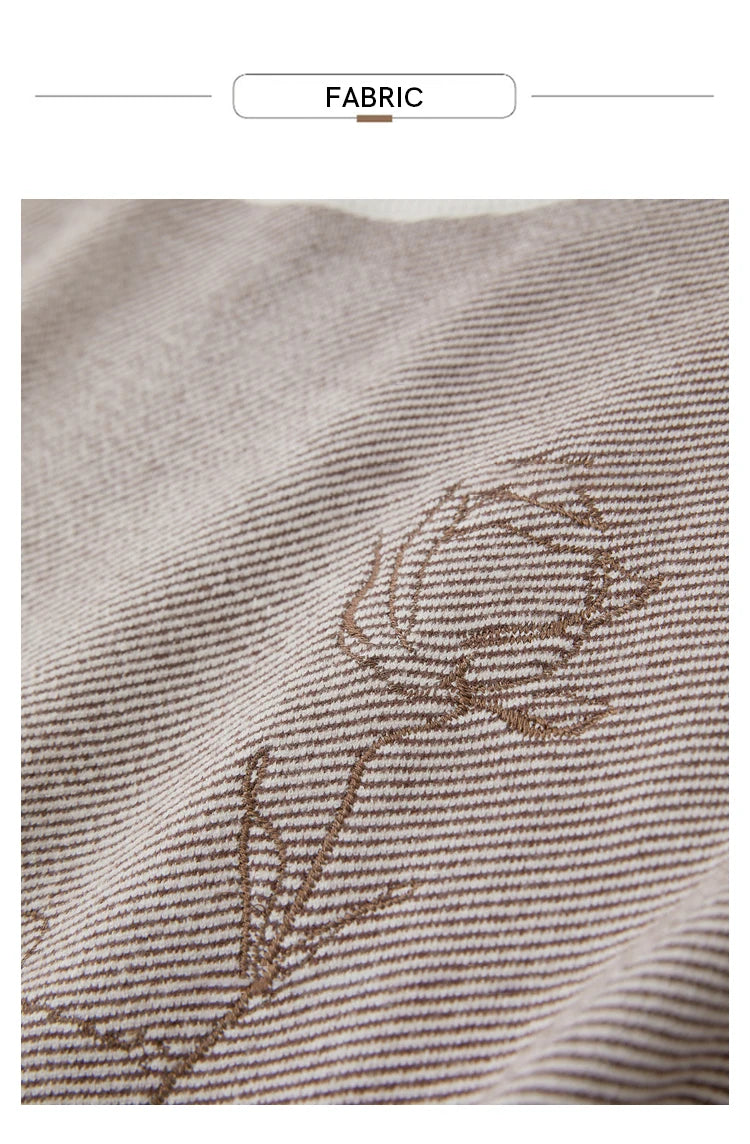 Strickstoff mit feinem Streifenmuster und bestickter Rose auf Taubrosa