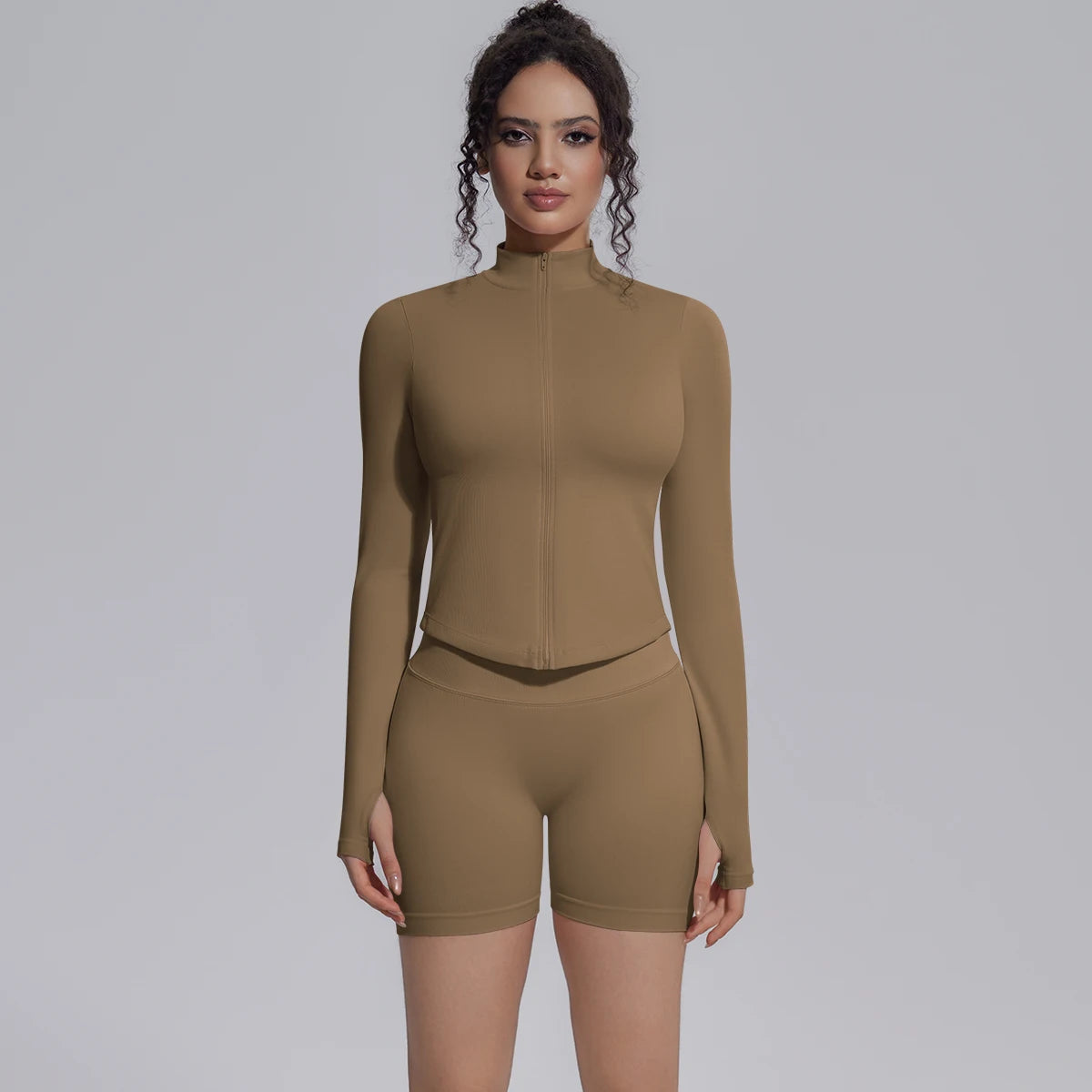 Damen-Yogaset: nahtloses Langarm-Highneck-Top & Biker-Shorts, hellbraun