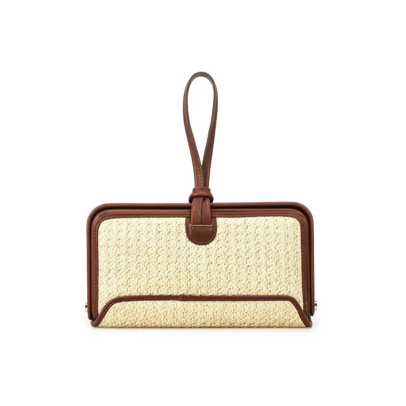 Beige Stroh-Handytasche mit braunem Lederumrandung und Handgelenkschlaufe, vorn