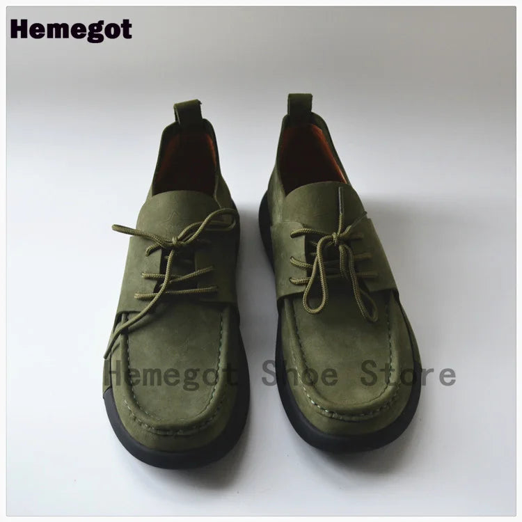 Herren-Schuhe aus dunkelgrünem Wildleder mit Schnürsenkeln und schwarzer Sohle