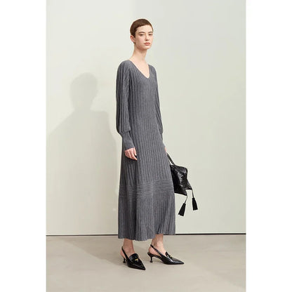 Damen-Strickkleid mit V-Ausschnitt, langen Ärmeln und Rippstruktur in Dunkelgrau