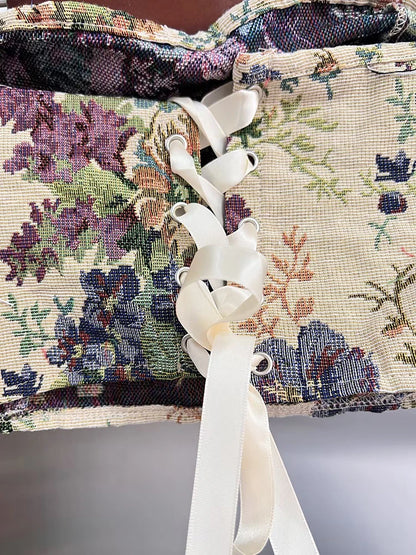 Elegantes Damenkleid mit Stehkragen und kurzen Ärmeln, bestickt und mit Spitzen-Patchwork – modisch und schick.