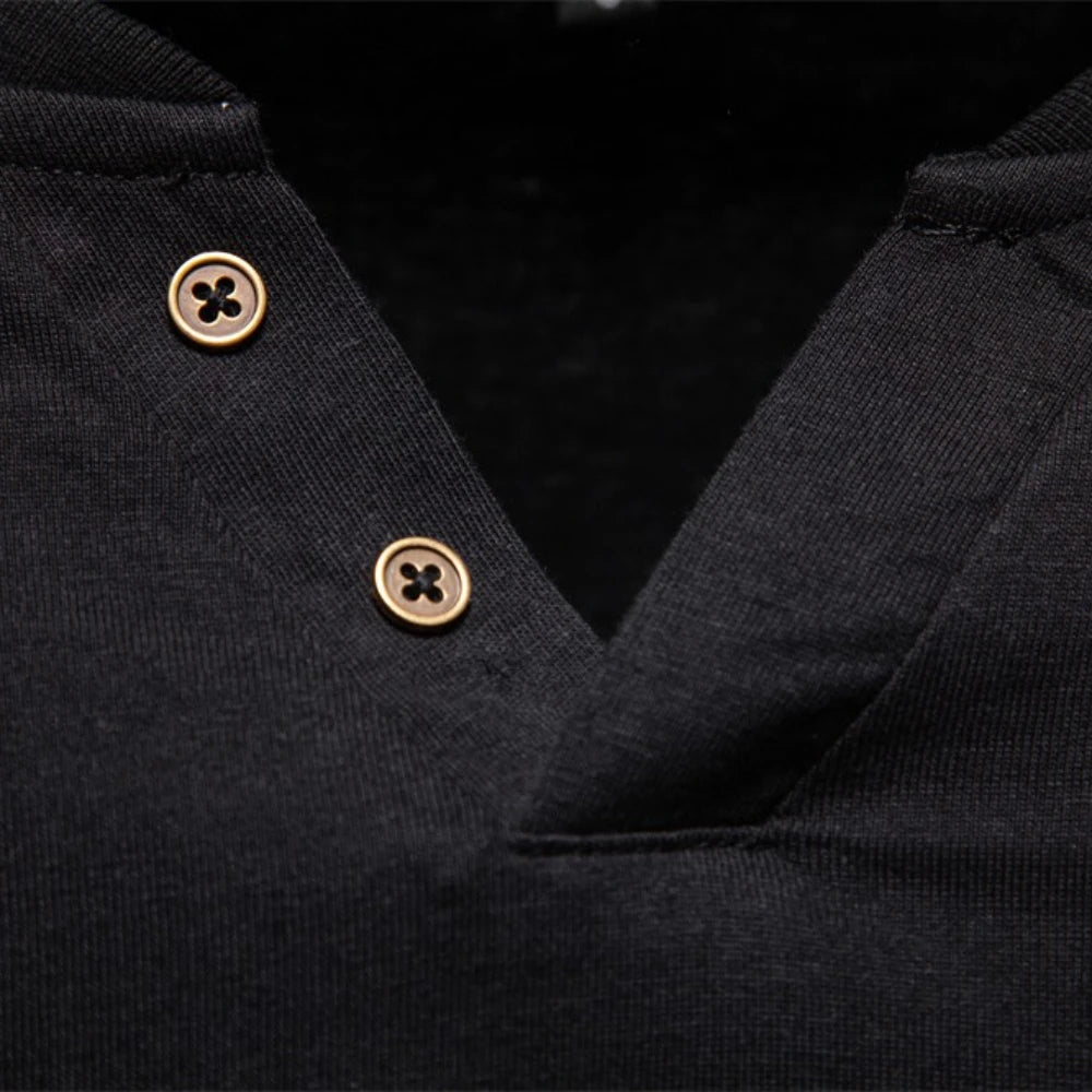 Detail vom Herren-Langarmshirt: V-Ausschnitt mit Knöpfen