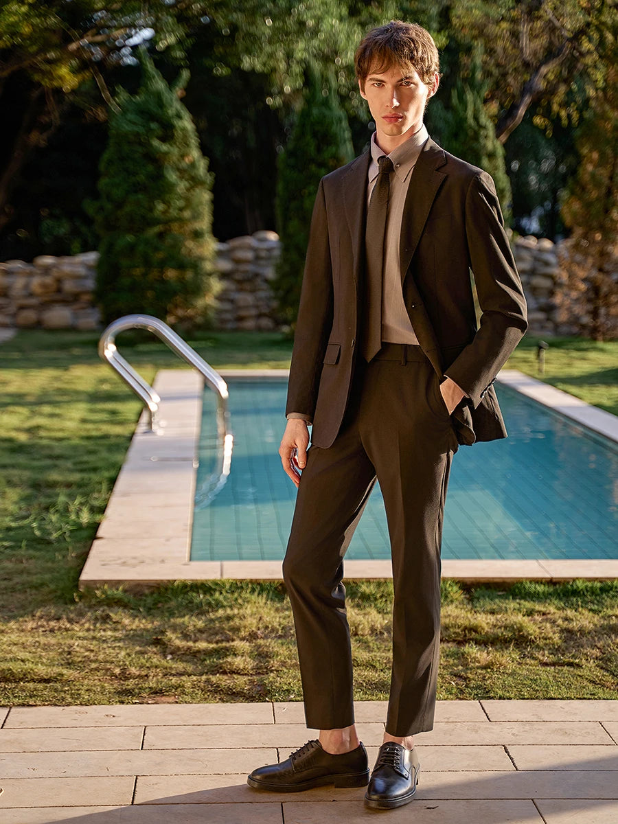 Schlanker Herren-Blazer im klassischen europäischen Stil mit hellbraunem Karomuster – ideal für Hochzeiten und formelle Anlässe