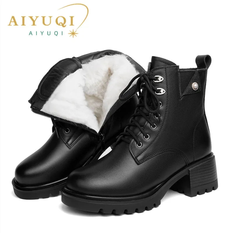 Schwarze Stiefeletten mit Wollfutter, Schnürung und dicker Sohle