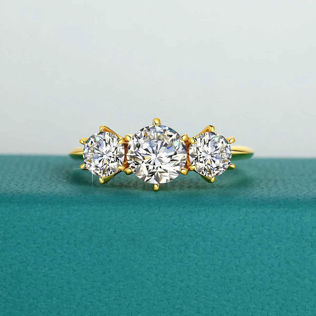 Damen-Verlobungsring aus Gelbgold 14K mit drei Moissaniten und Echtheitszertifikat