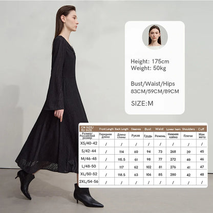 Elegantes Damen-Herbstkleid in Schwarz, schräger Rückenblick, Midirock und lange Ärmel.