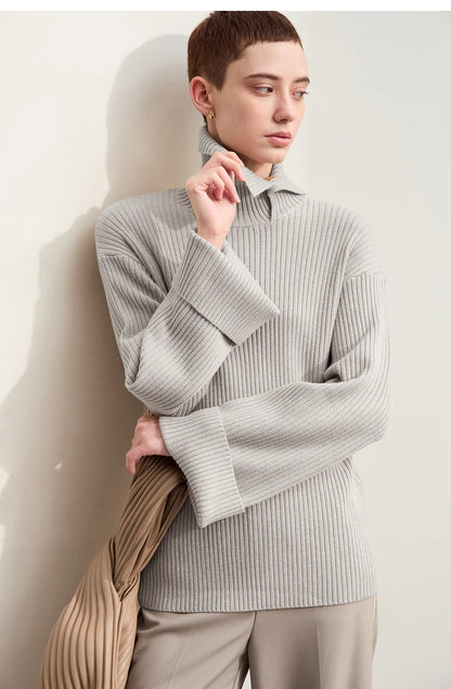 AMII Pullover aus geripptem Strick, hellgrau, Kragen mit Knopfleiste, lange Ärmel.