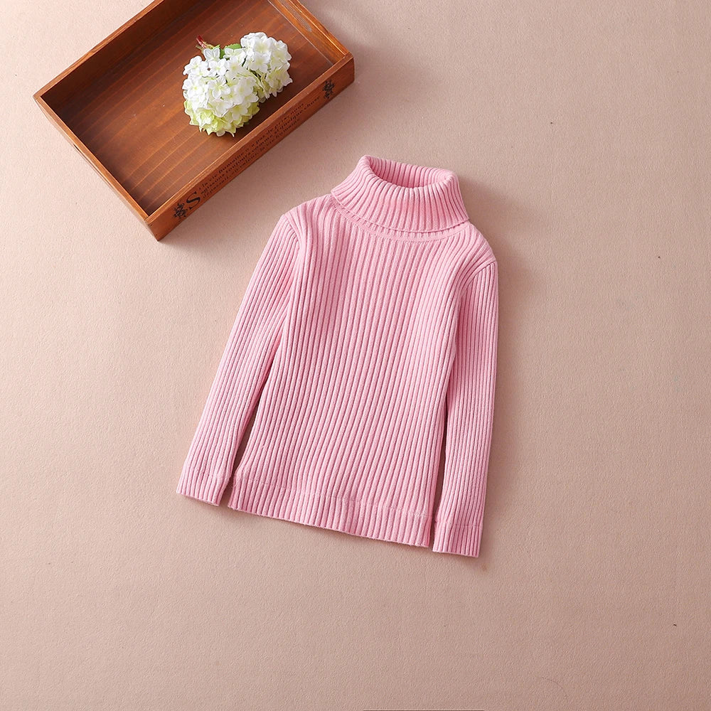 Rosa Kinderpullover mit Rollkragen und langen Ärmeln, feiner Rippenstrick