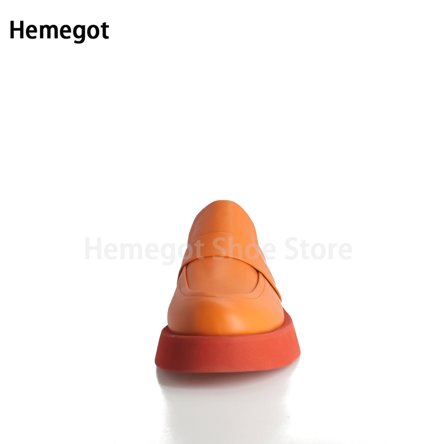 Herren-Lederloafer Vorderansicht, orangefarbene Lederoptik mit roter Sohle